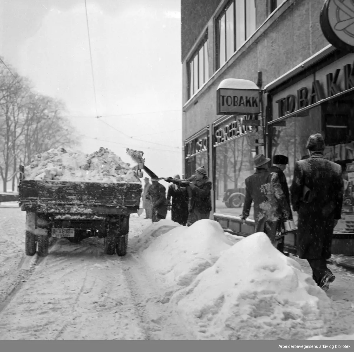 Snømengder i Oslos gater. Rosenkrantzgate ved Rådhusplassen. Februar 1954.