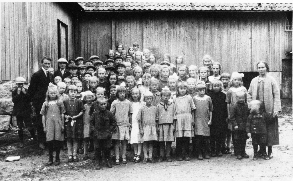 Elevar og lærarar ved Frøyland skule på tur til Njå i 1925. Lærar Karl Øyri til venstre, til høgre lærarinne Helga Fykse Njå (1897 - 1992). Ein liten gut framme, litt til venstre er Leif Øyri.