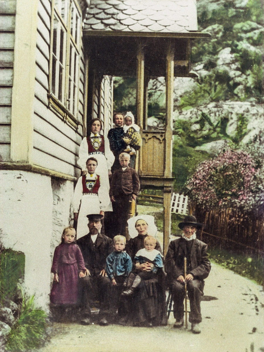 Familien Sandvin ved eit hus i Kriken