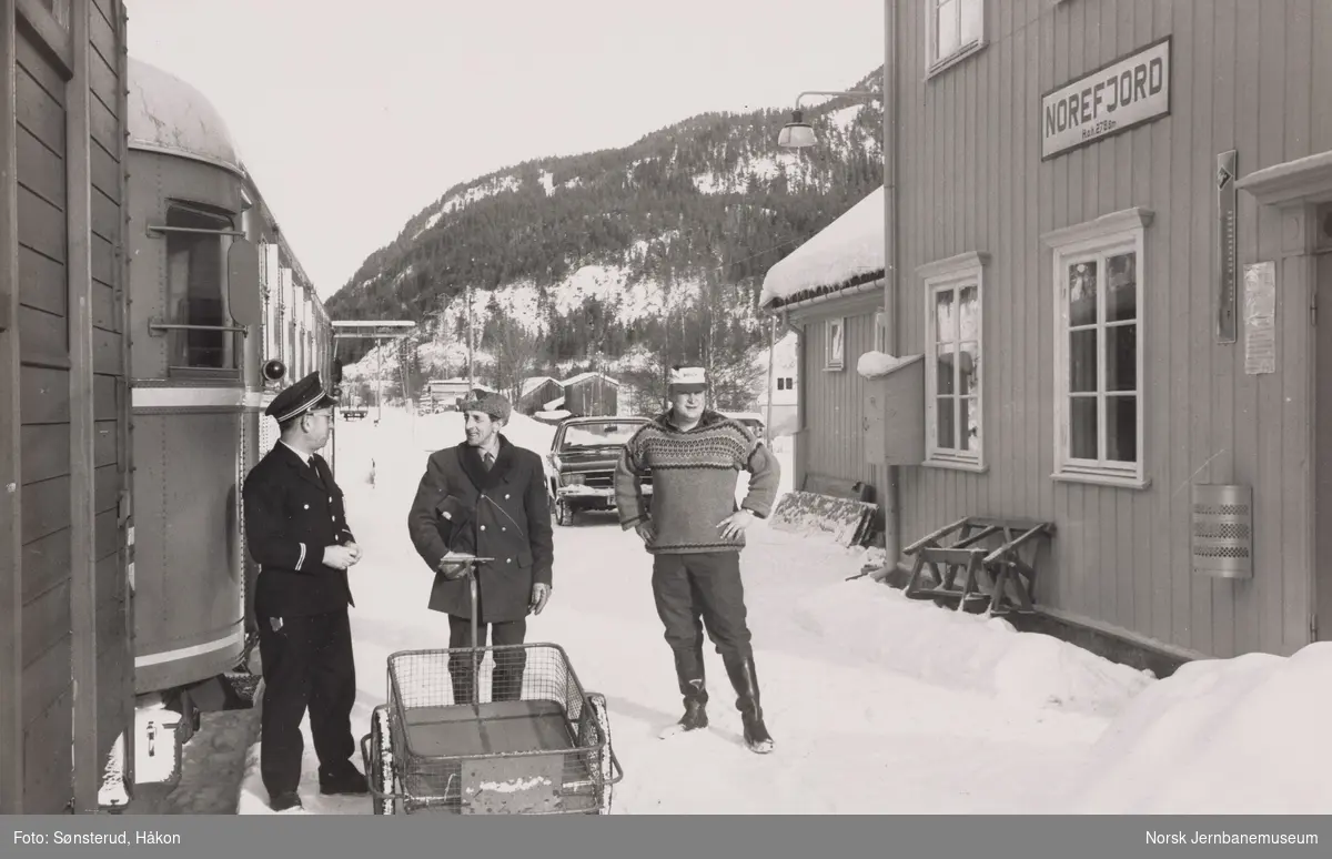 Utlevering av post på Norefjord stoppeted fra overkonduktør Kåre Nilsen til Asbjørn Haugen og landpostbud Olav Strømmen