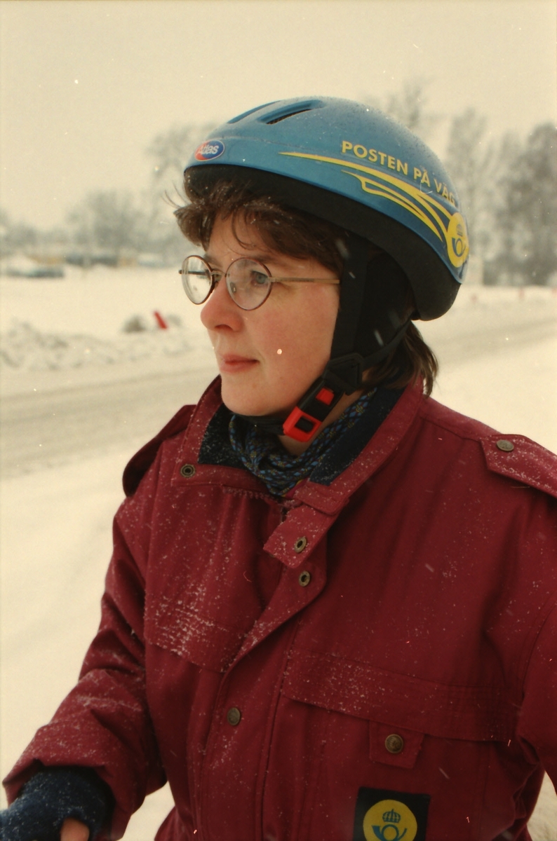 Brevbärare Anneli Ronnermark från Posten i Knivsta, 1998.