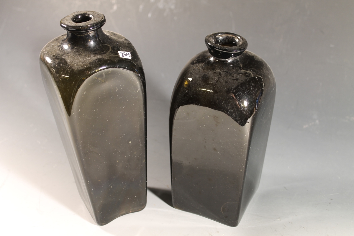 Teknikk: Flasker (5 stk): Blåst i form.Uten pontemrk Kasse;løvtre. 6 rom. Låsbeslag+hengsler av jern. 
Form: Flasker:kvadrisk tverrsnitt, runde skuldre. Smalnende mot opphøyd bunn, uten pontemrk., (Blåst i form) - men støpt "X" eller " + " Polak  : Mul. norsk, mal. 1700 årene