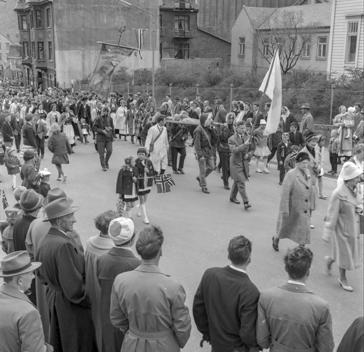 17. mai-tog opp Røldalsvegen i 1962.