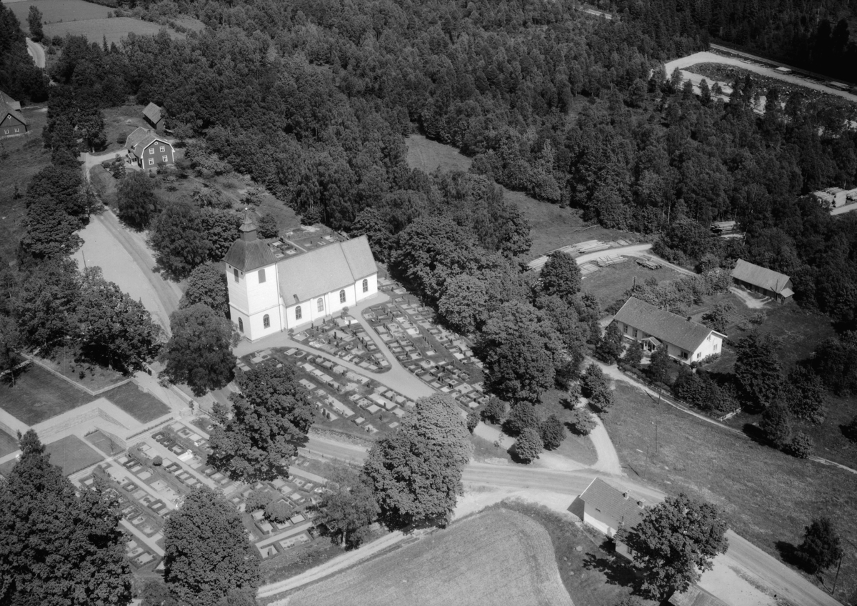 Flygfoto över Burseryds kyrka i Gislaveds kommun, Jönköpings län. Nr: 312/1961