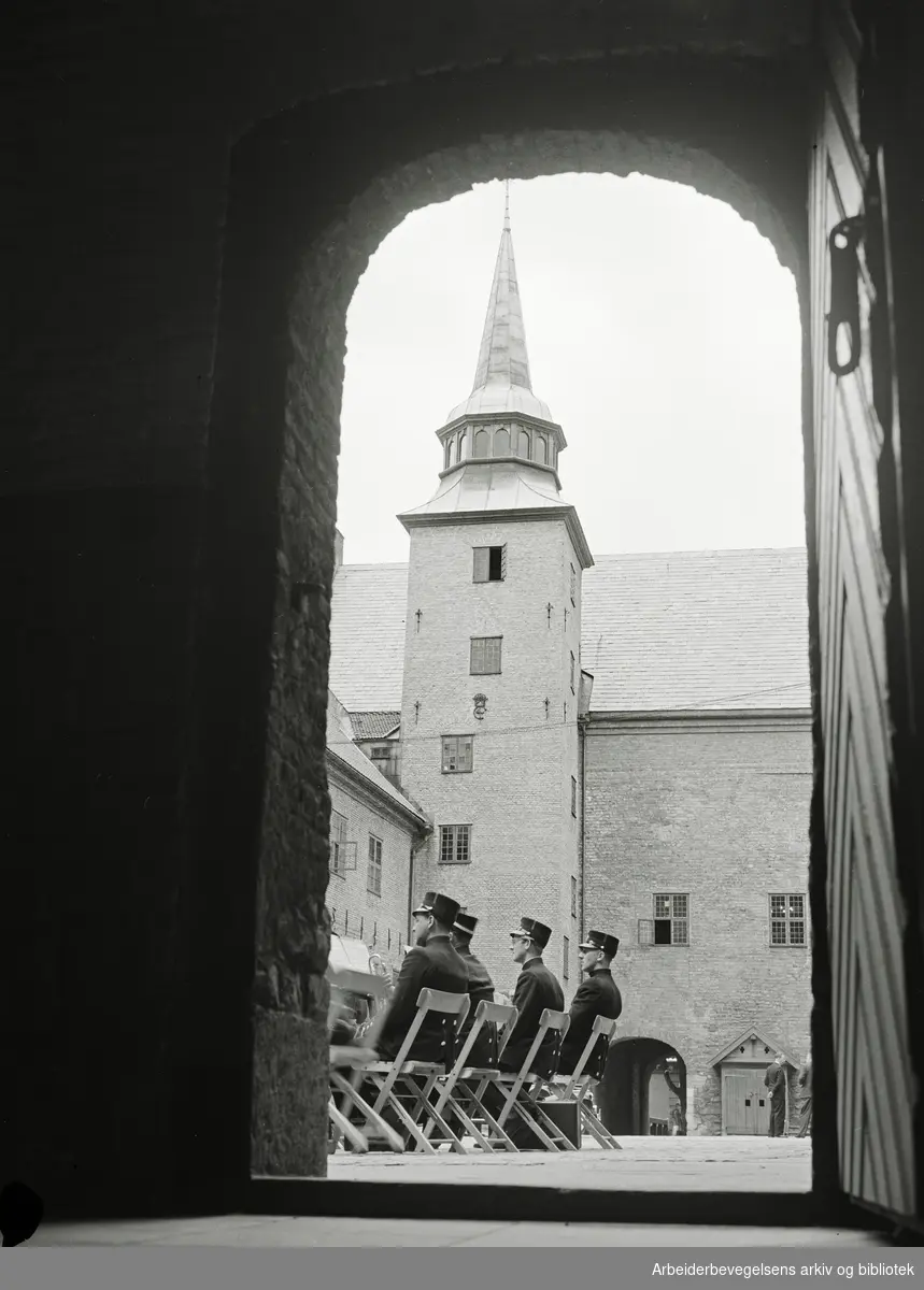 Feiringen av Oslo bys 900-års jubileum, mai 1950. Divisjonsmusikken holder konsert på Akershus Festning.