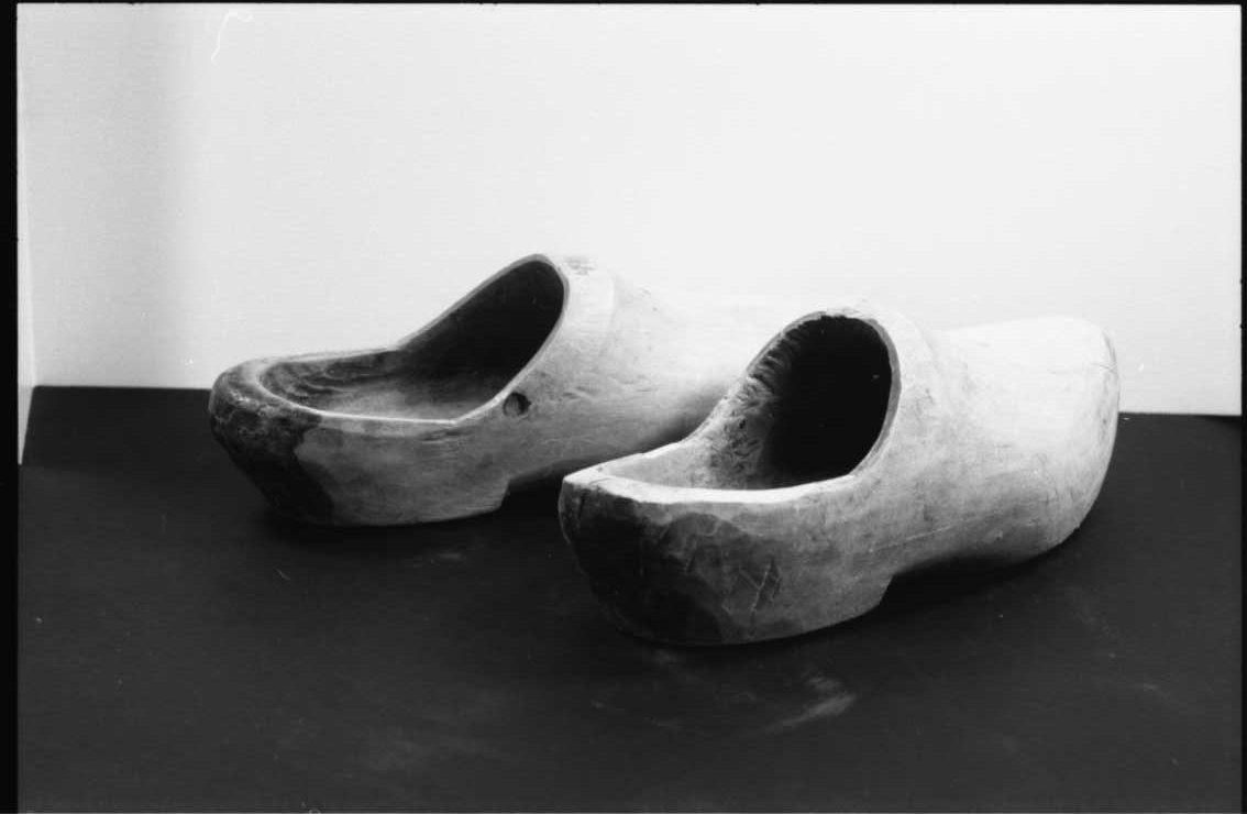 Fotografi av ett par träskor. Extraskor från Uppgränna skola som använts av barn med blöta fötter.