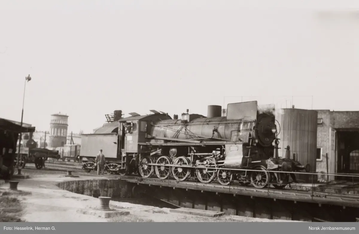 Damplokomotiv type 26c nr 434 ved lokomotivstallen på Hamar stasjon