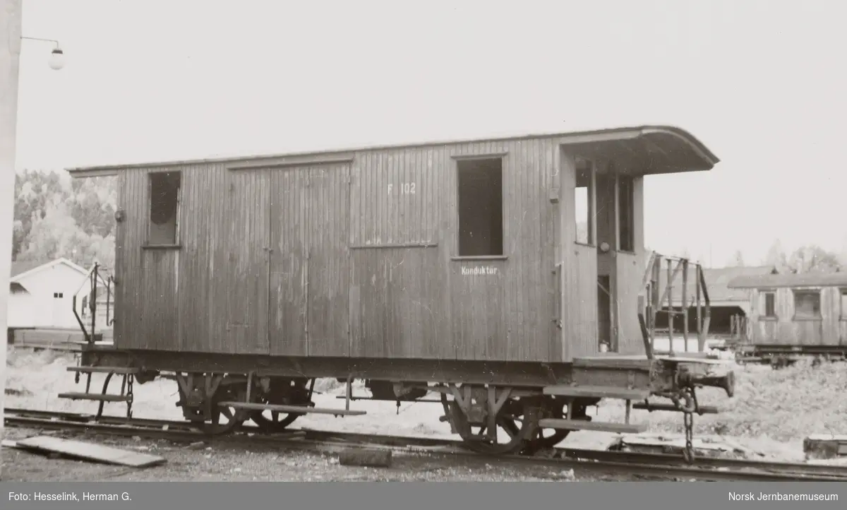 Setesdalsbanens konduktørvogn F nr. 102 hensatt på Grovane