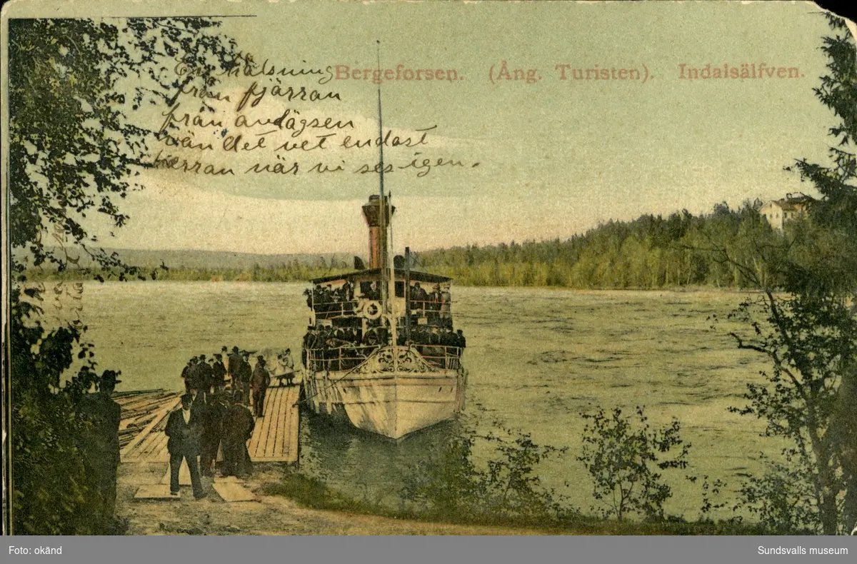Vykort med motiv över den nedre bryggan i Bergeforsen och ångbåten Turisten som trafikerade Indalsälven.