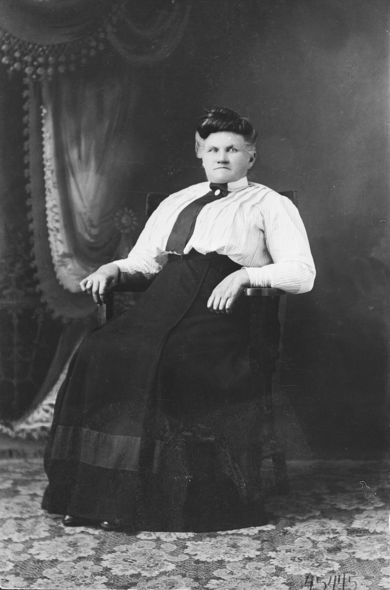 Portrett av kvinne - Ingrid Simensdatter Kjøllmoen, født 1846