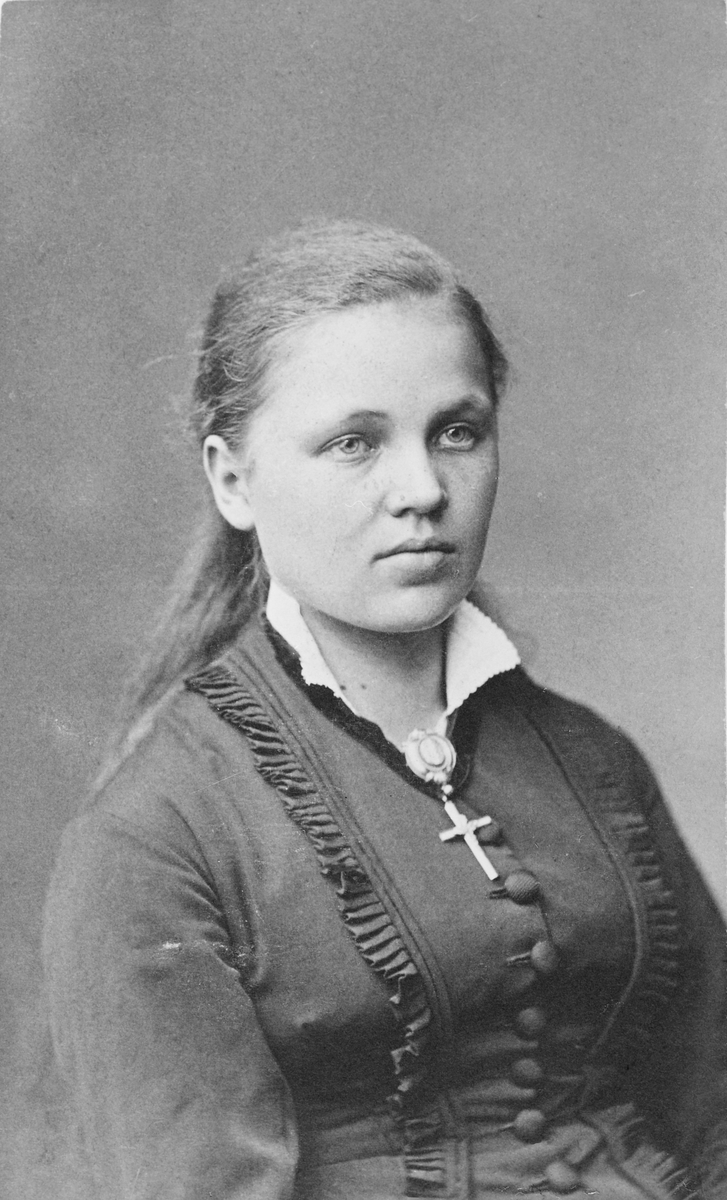 Portrett av ung kvinne - Karen Nilsen, født 1866 i Bergen. Gift med Ivar Mortenson Egnund (født 1857) i Alvdal