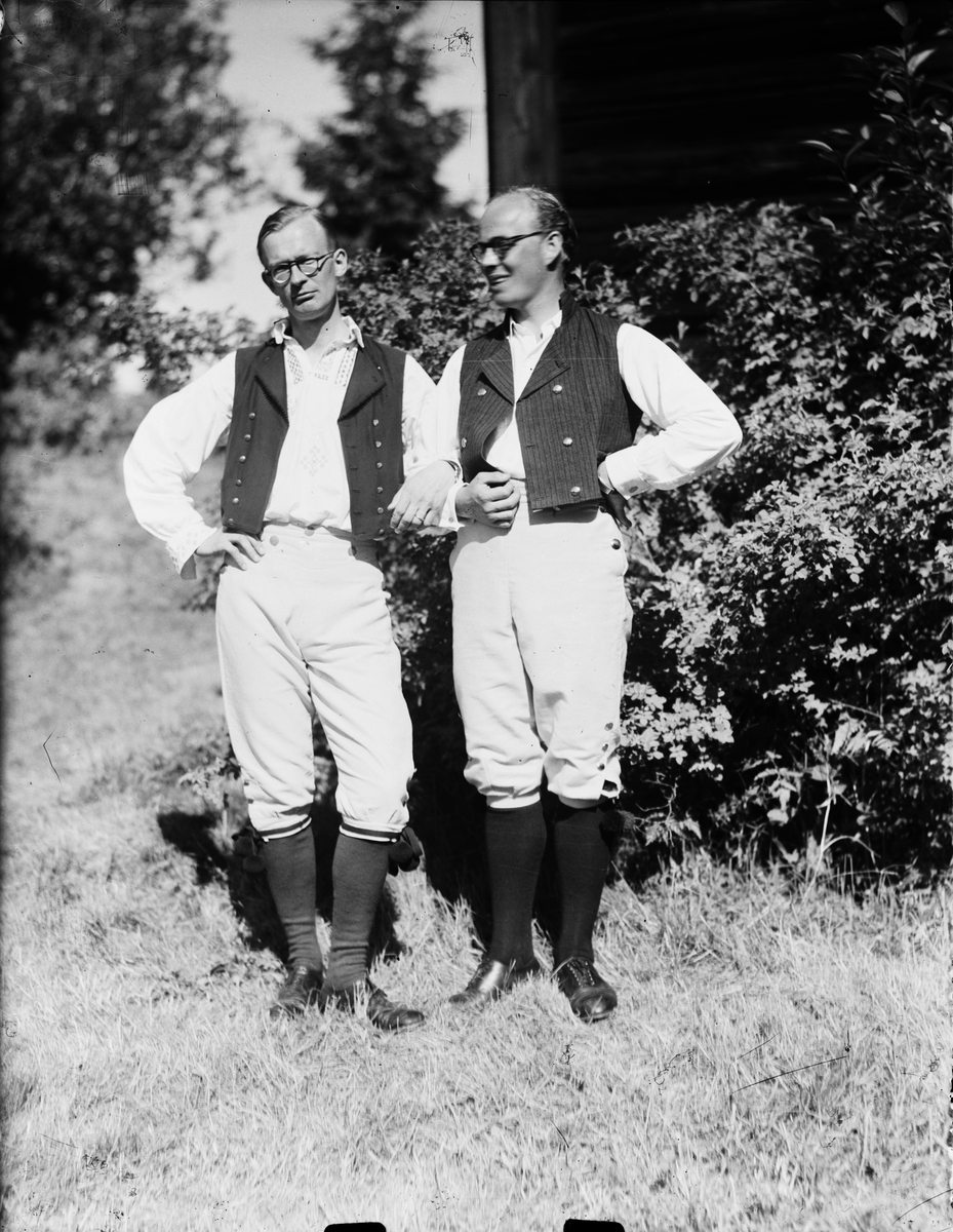 Två män klädda i folkdräkt, Gammelhus, Östhammar, Uppland