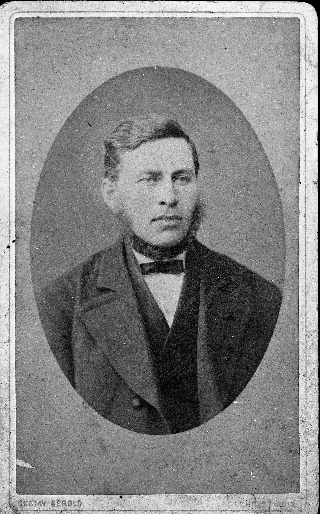 Karl Aanestad (23.9.1840 - 28.7.1901) var fødd på Varhaug. Han åtte bruk 2 på Tunheim. I mange år var han styrar på Amtskulen i Rogaland.