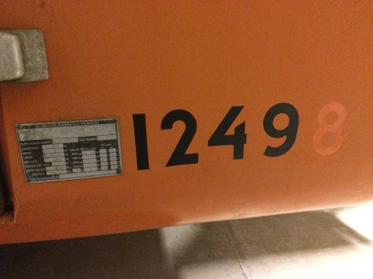Husvagn, tjänstehusvagn för SJ-personal. Orange med dekaler från SJ. Husvagnen är märkt med svarta dekaler: "1249". Ljust märke efter en dekal med nummer "8" efter nian. Ursprungligen har märkningen varit "12498".
Interiört är husvagnen inredd med ett bord och två motstående soffor av träribbor för en person respektive två personer med ett väggskåp och en lysrörsarmatur ovanför, ett ljusgult kylskåp av Electrolux fabrikat, skåp med ljusgula luckor, gula gardiner. 

Registreringsnummer L5678. Tjänstevikt 810 kg. Max last 190 kg. Motsvarande axeltryck 920 kg.