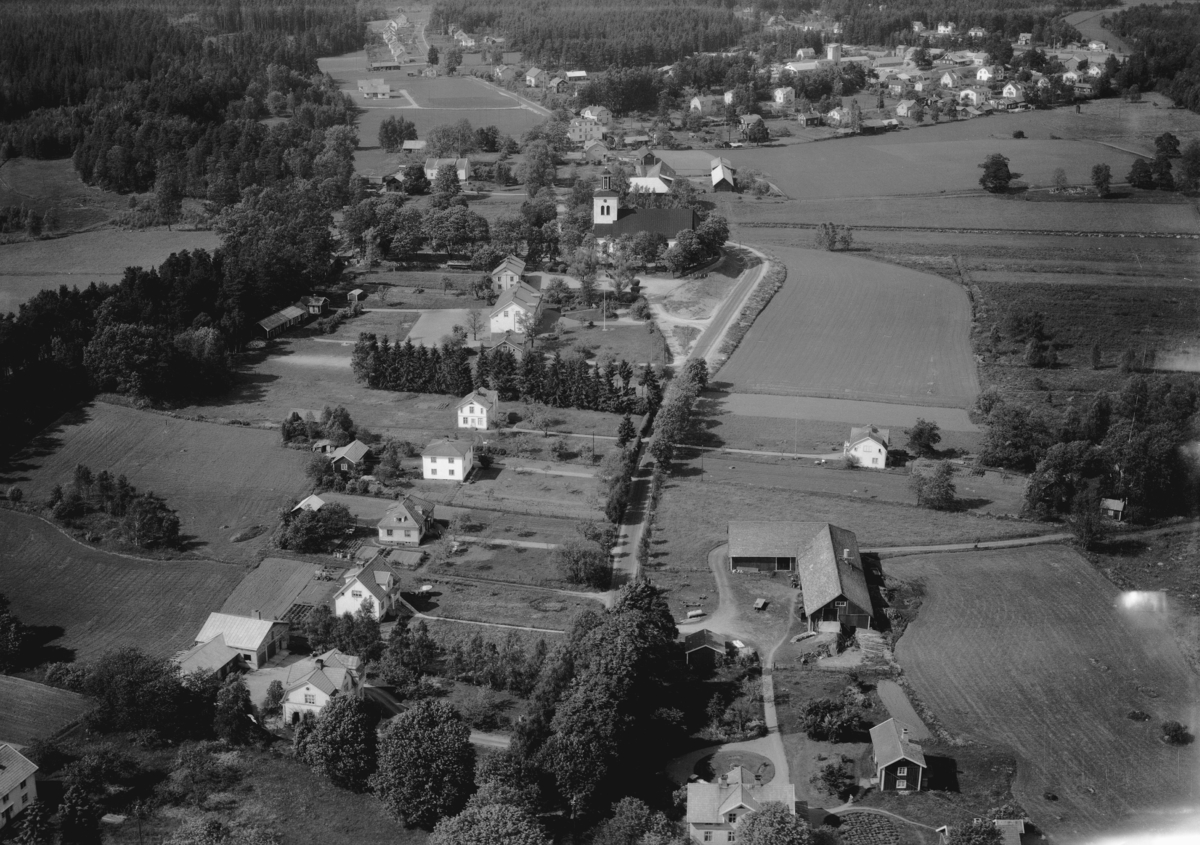 Flygfoto över Björköby i Vetlanda kommun och i bilden ser man Björkö kyrka, Jönköpings län. Nr: 1037/1961