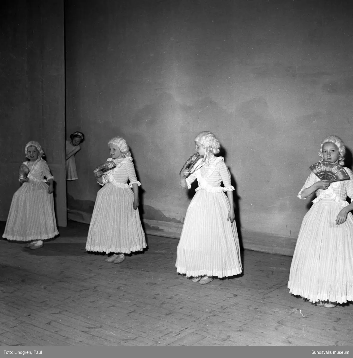 Inga-Lisa Erikssons danselever (6-9 år gamla) bjöd på en balettuppvisning på Sundsvalls teater. På bild 1 får Hedvig Velander och Gunilla Hagström hjälp med rokokodräkterna av danslärarinnan själv, Inga-Lisa Eriksson.
