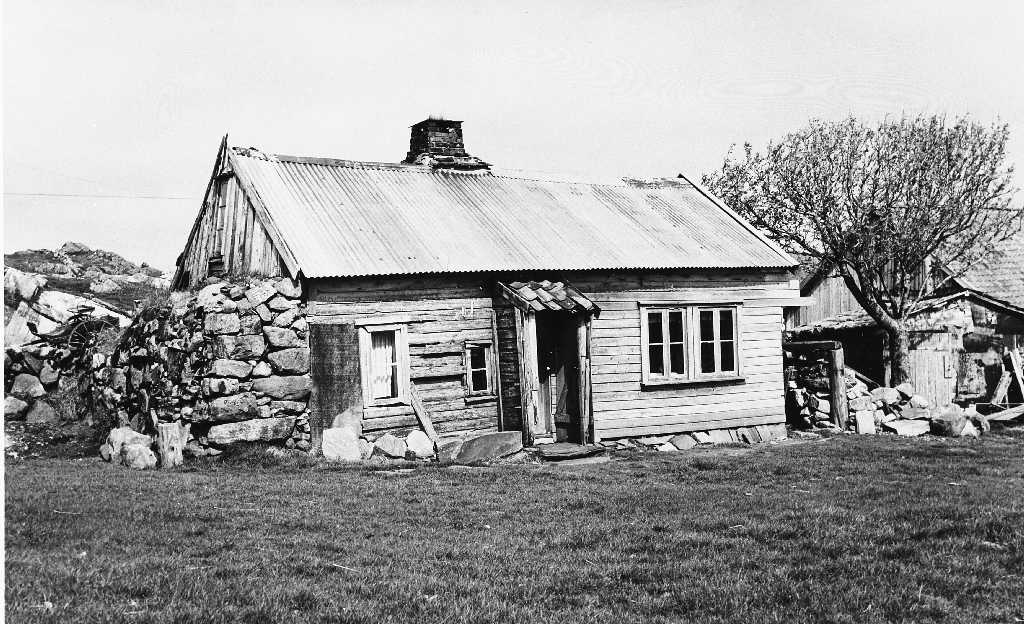 Framsida av huset til Sem P. Bergene. Huset vart bygd ca 1850 og det står ennå (1987). Fleire opplysningar sjå 1990.1TIM.1.053 og 1990.1TIM.1.055