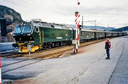 Elektrisk lokomotiv El 17 2232 med persontog på Ål stasjon
