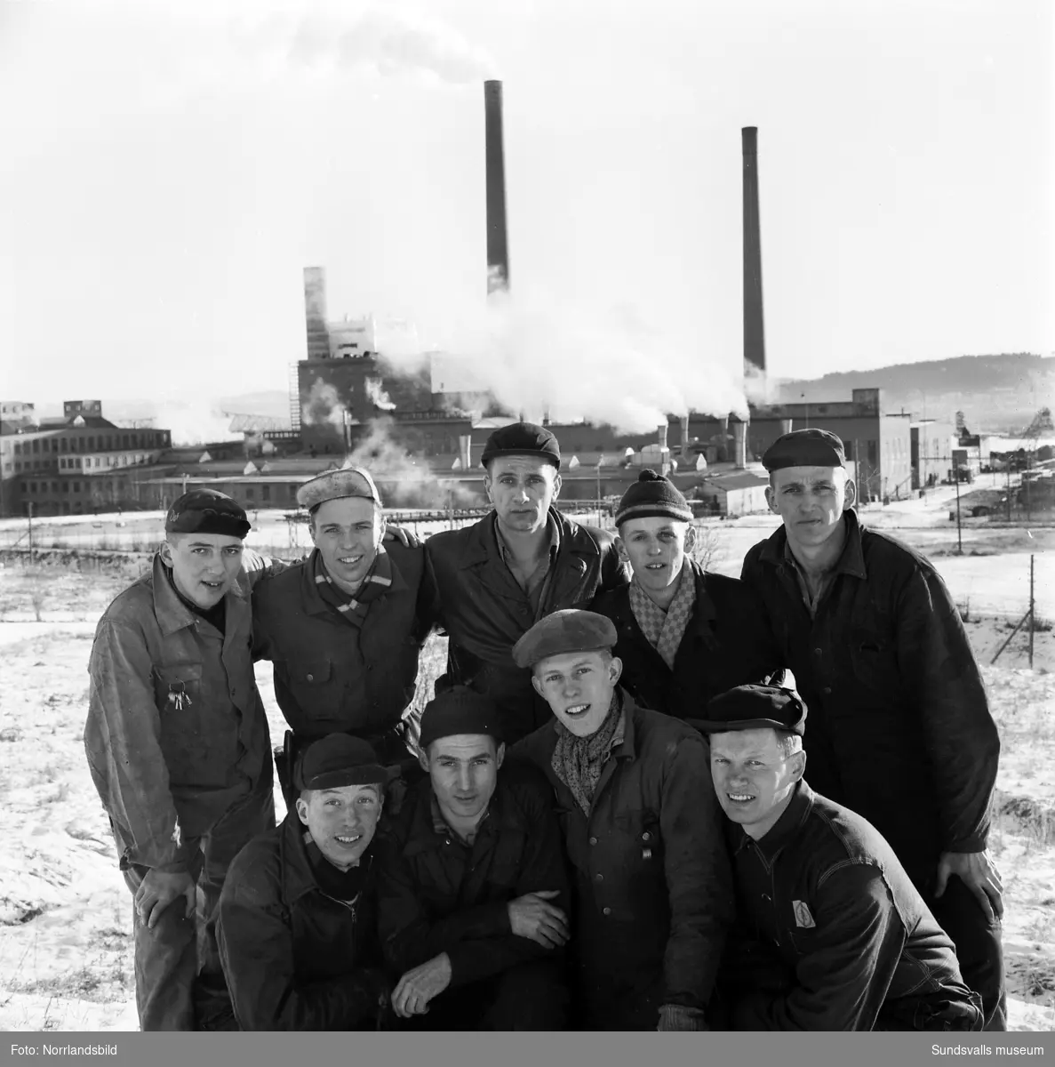 Nio stycken av Wifsta-Östrands (senare Timrå IK) hockeyspelare som också jobbade på fabriken. Gruppfoto.