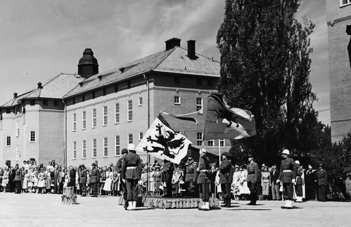 Fanöverlämning den 7 juni 1958

Fanorna skiftas -- den nya fanan till vänster.