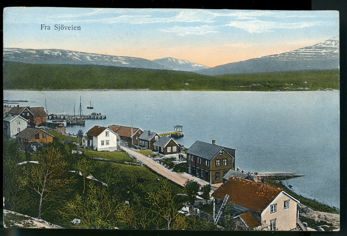 Kolorert bilde av bebyggelse på Sjøvegan.