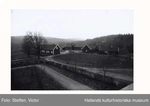 Vy över Obbhults gård med omgivningar på vars mark Fagereds sanatorium uppfördes 1912-1914. Gården revs ca 1983. Gården har ett bostadshus, en stor ladugård i vinkel samt ytterligare en byggnad.