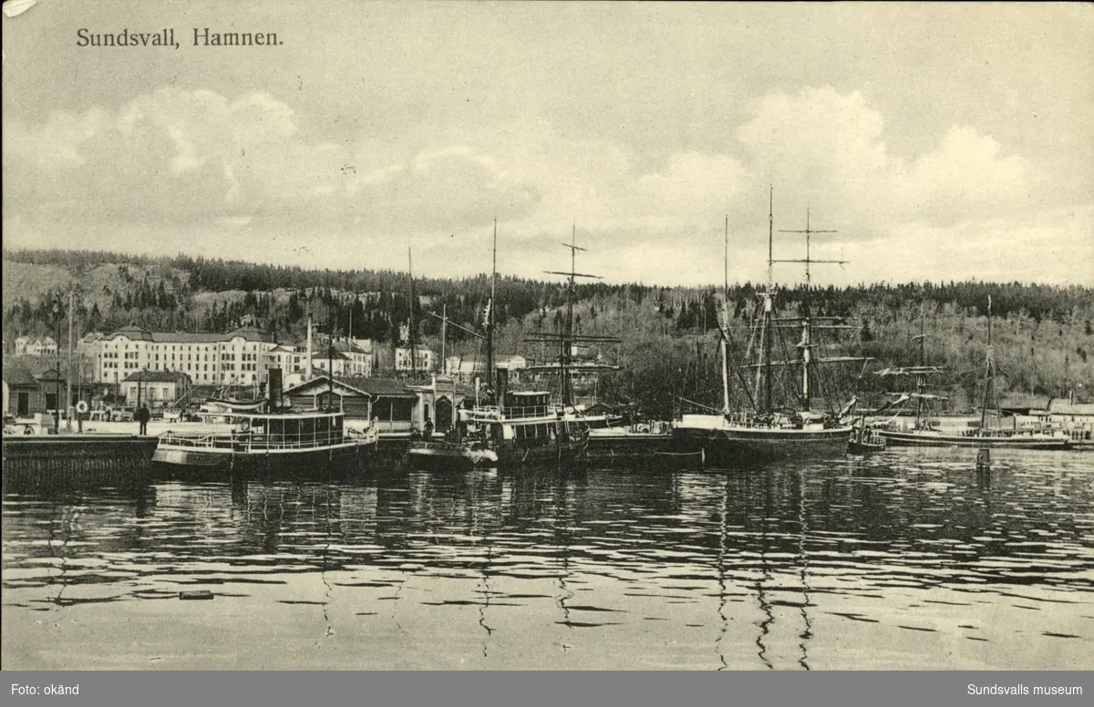 Vykort med motiv över passagerarbåtar och segelfartyg vid hamnen i Sundsvall.