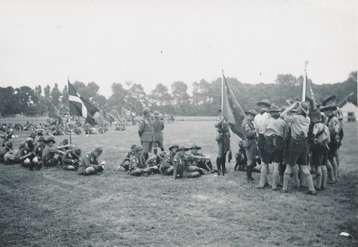 Speidere i uniform inndelt i grupper på ei gresslette
