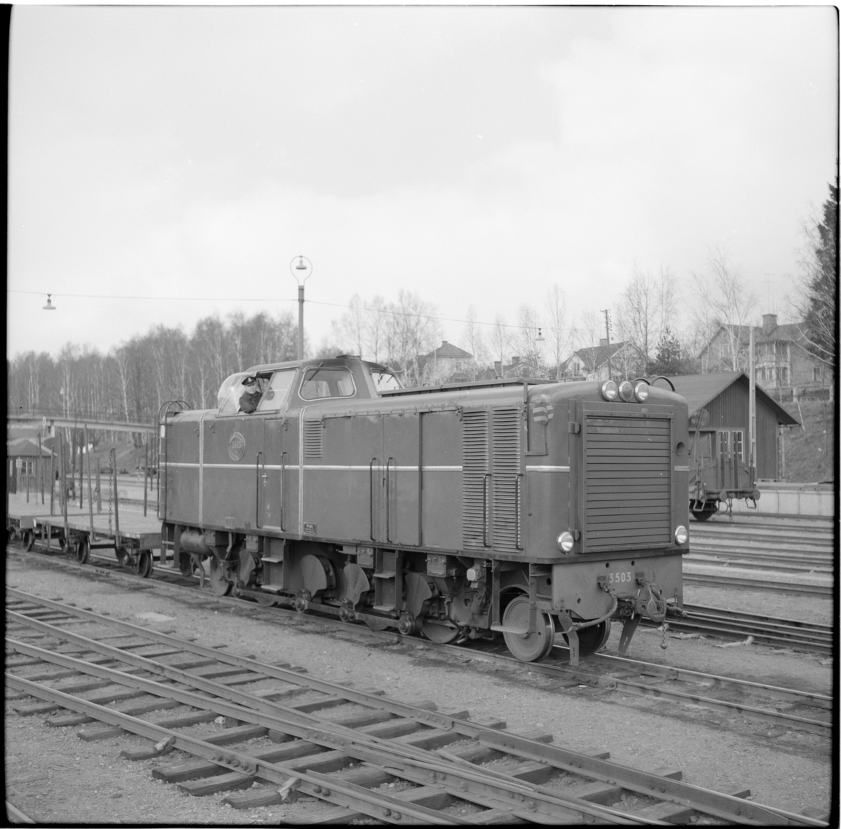Statens Järnvägar, SJ Tp 3503, lokförare ses i hytten.