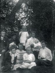 Familien Rydgren samlet i hagen til bestyrervillaen på A/S K
