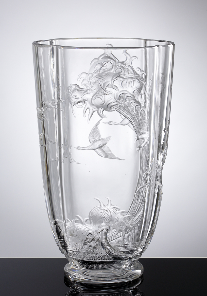 Vas i ofärgat klarglas med slipad dekor i form av stora havsvågor och fåglar.
