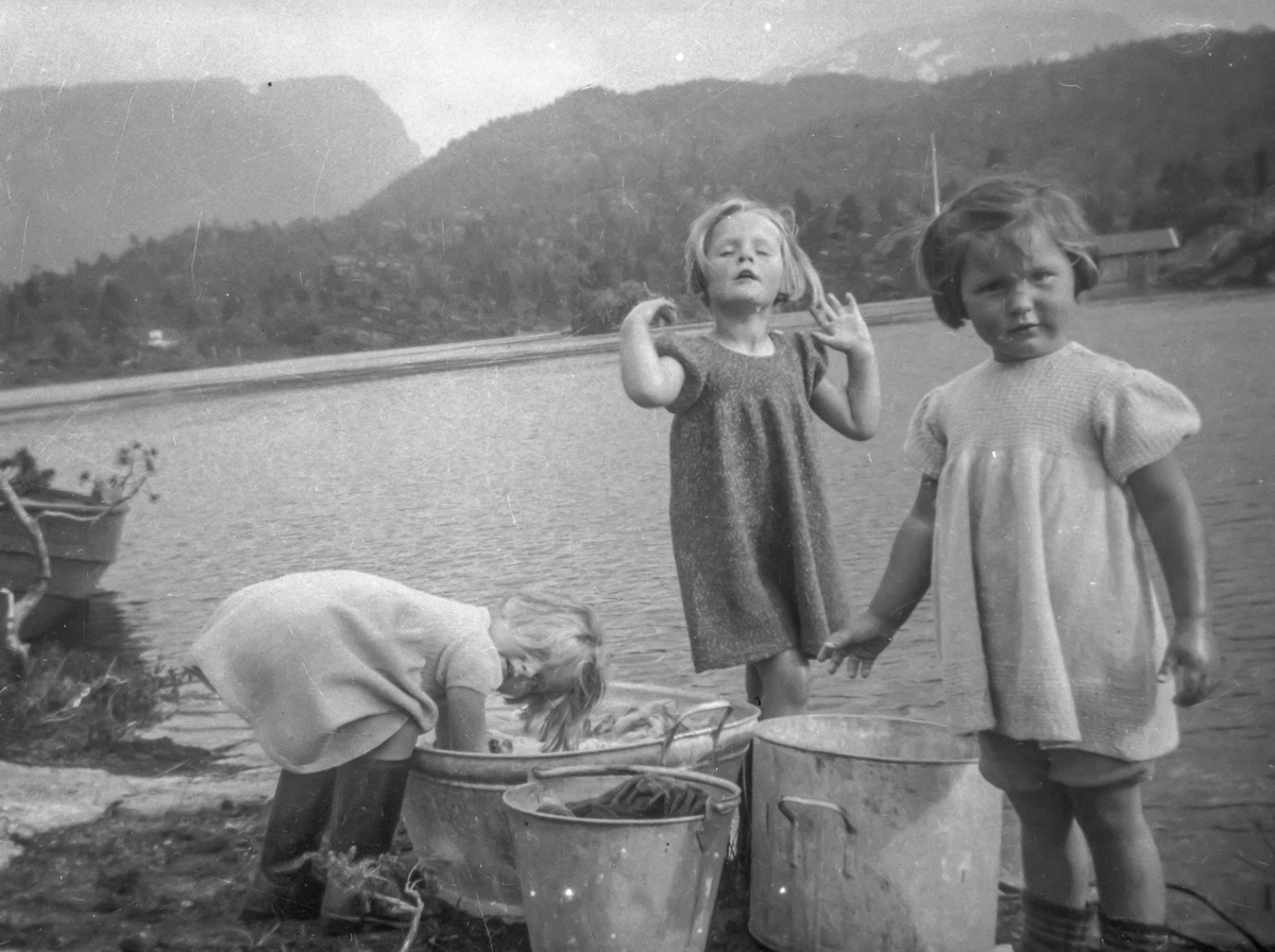 Born vasker klede i sinkbalje ved Løyningsvatnet.