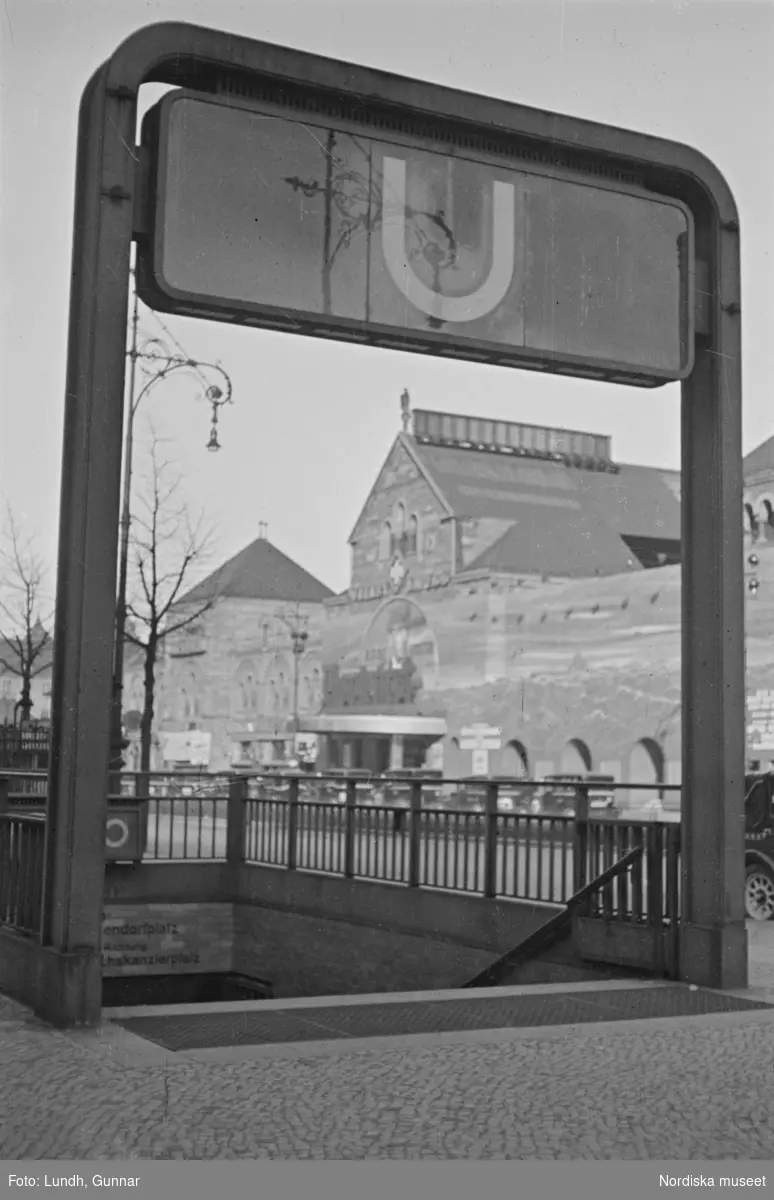 Motiv: Tyskland, Kurfürstendamm (Berlin);
En man bär en reklamskylt om halsen.

Motiv: Tyskland, Kurfürstendamm (Berlin), Sassnitz;
En man blåser i ett horn, skyltfönster med en skyltdocka, gatuvy på kvällen med upplysta skyltfönster.