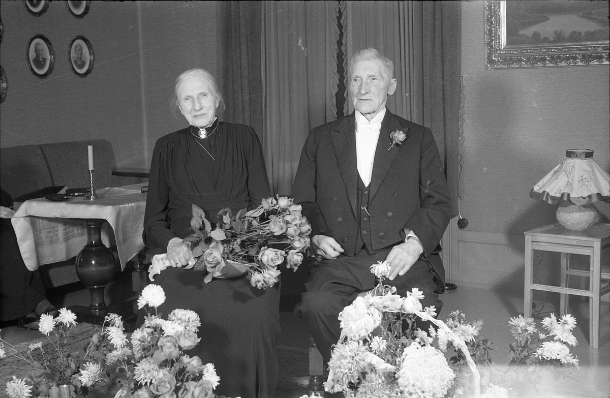 To portretter av David og Helene Seierstad, trolig tatt ved feiringen  av deres diamantbryllup høsten 1950.