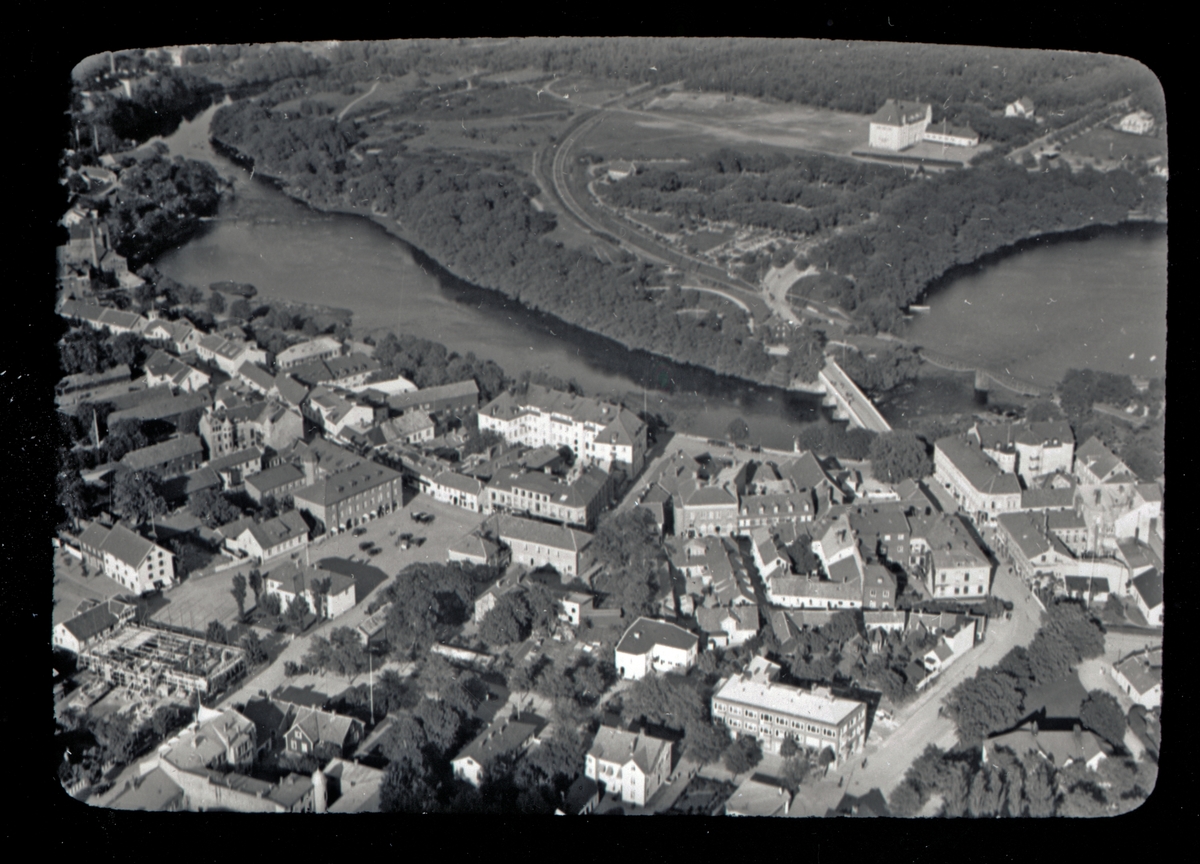 Flygfoto över centrala Falkenberg med bl a Rådhustorget och Tullbron.