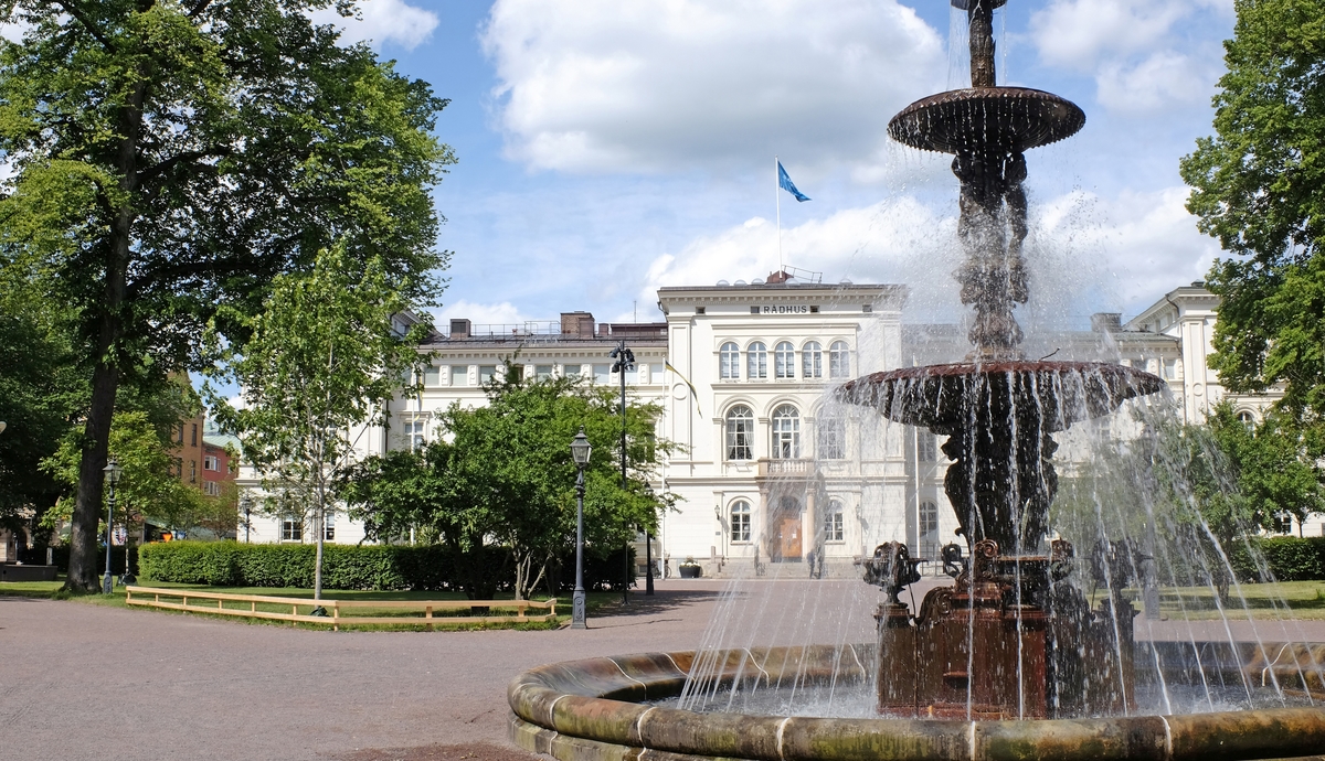 En del av Rådhusparken i Jönköping med Rådhuset i bakgrunden. Närmast står fontänen, tillverkad Av Bolinders i Stockholm.
