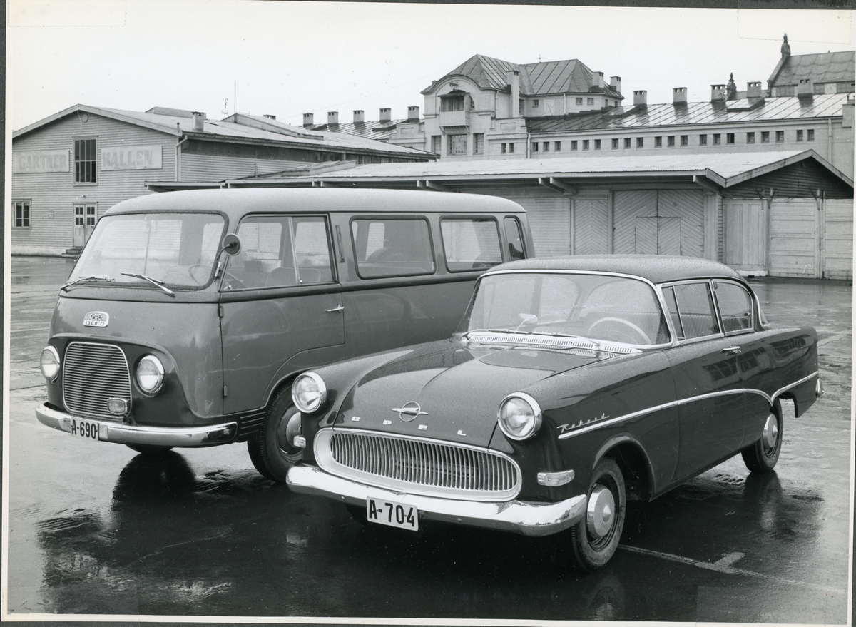 Kjøretøy oppstilt på Grønlands torg, Oslo. Biler, Ford, Opel Rekord, transport.