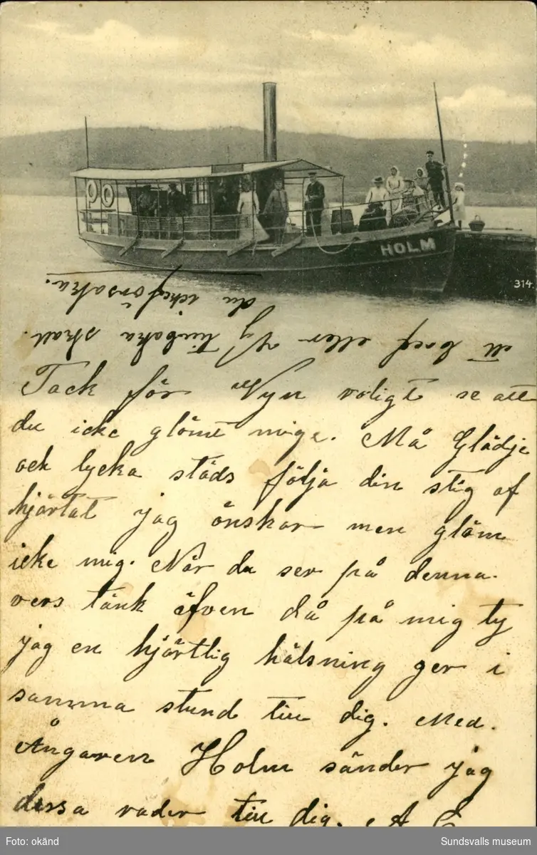 Vykort med motiv över ångaren Holm med kapten och passagerare.