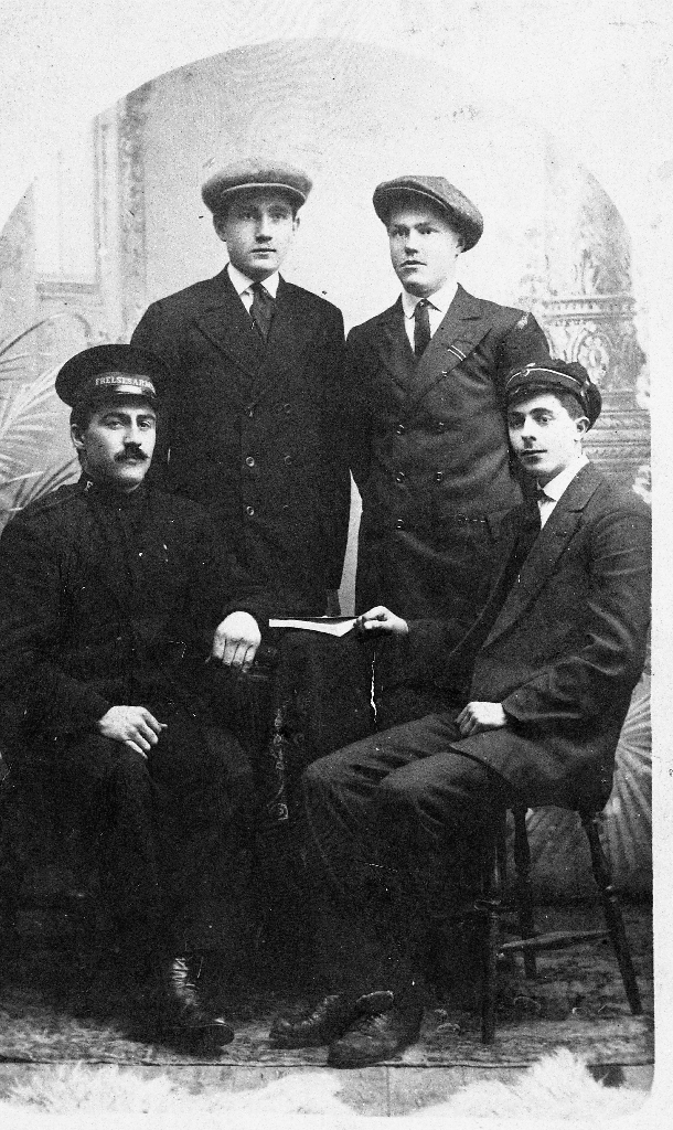 Fire menn som var medlemar i Frelsesarmeen frå Bryne. Frå v. : Leiar for Bryne korps i uniform ukjent namn, Tor Ree, Konrad Nesse, John Stensland (1896 - )