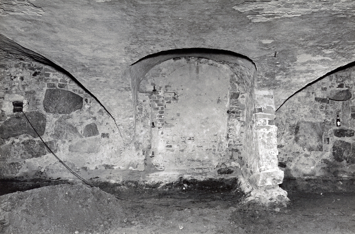 Falckens källare. Foto mot östra väggen med den igenmurade ursprungliga källardörren. Foto Jörgens Foto, september 1964.