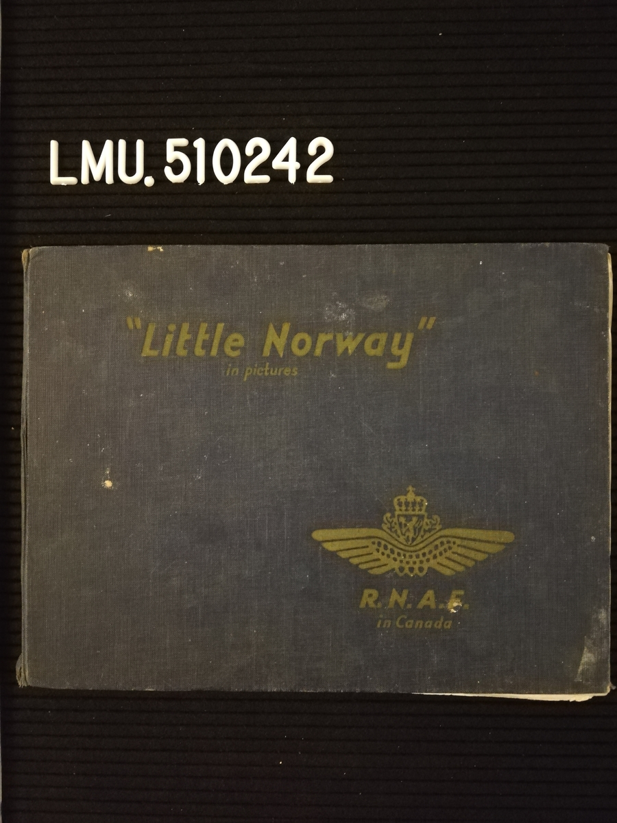 Fotobok som beskriver livet i Little Norway, tekst på engelsk