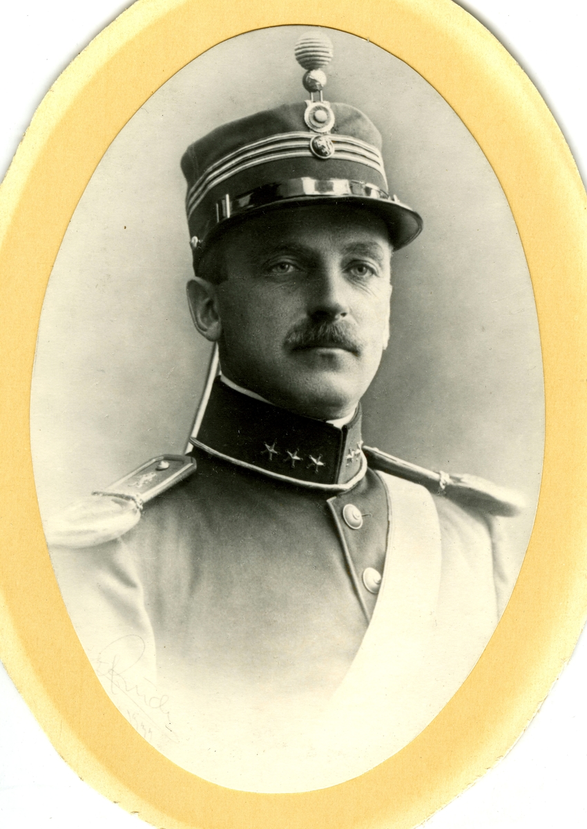 Johan Jørgen Schwartz
Avbildet med Hærens gallauniform, kapteins grad.