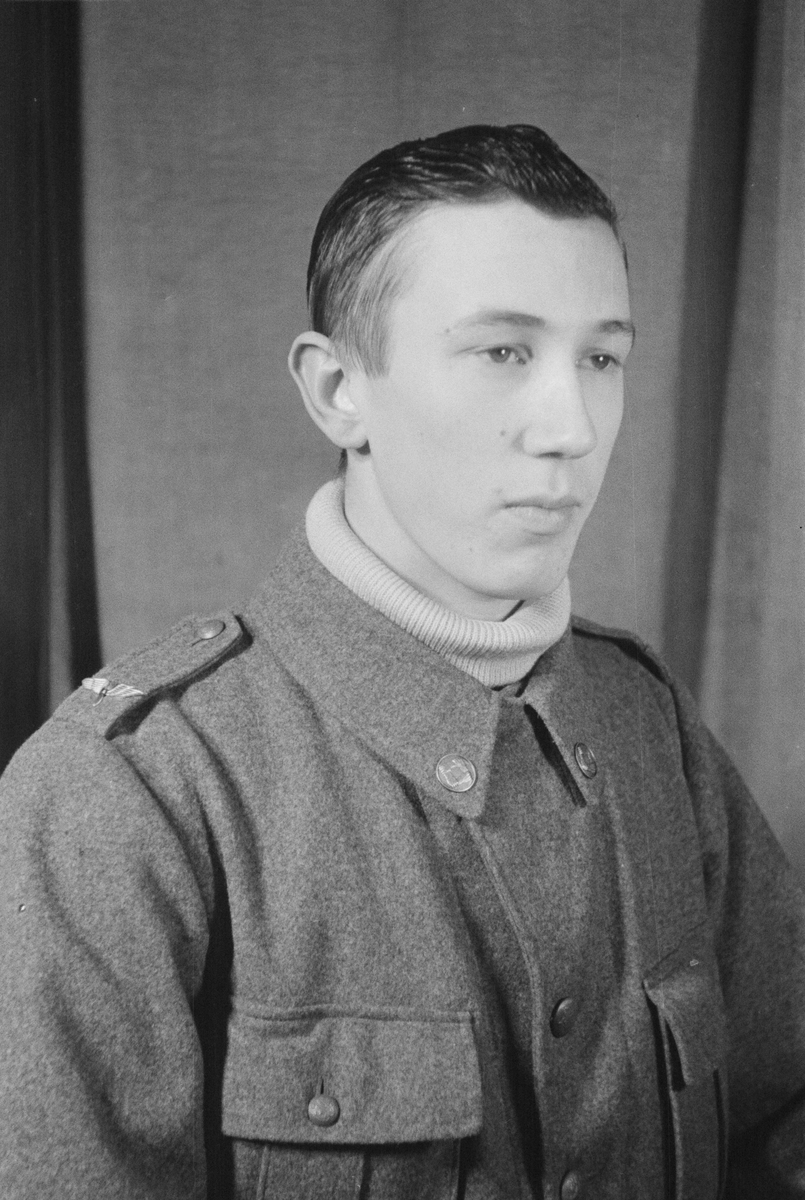 Porträttfoto av soldat Oskar Georg Allstrand (nummer 894), postombud vid F 19, Svenska frivilligkåren i Finland under finska vinterkriget, 1940.