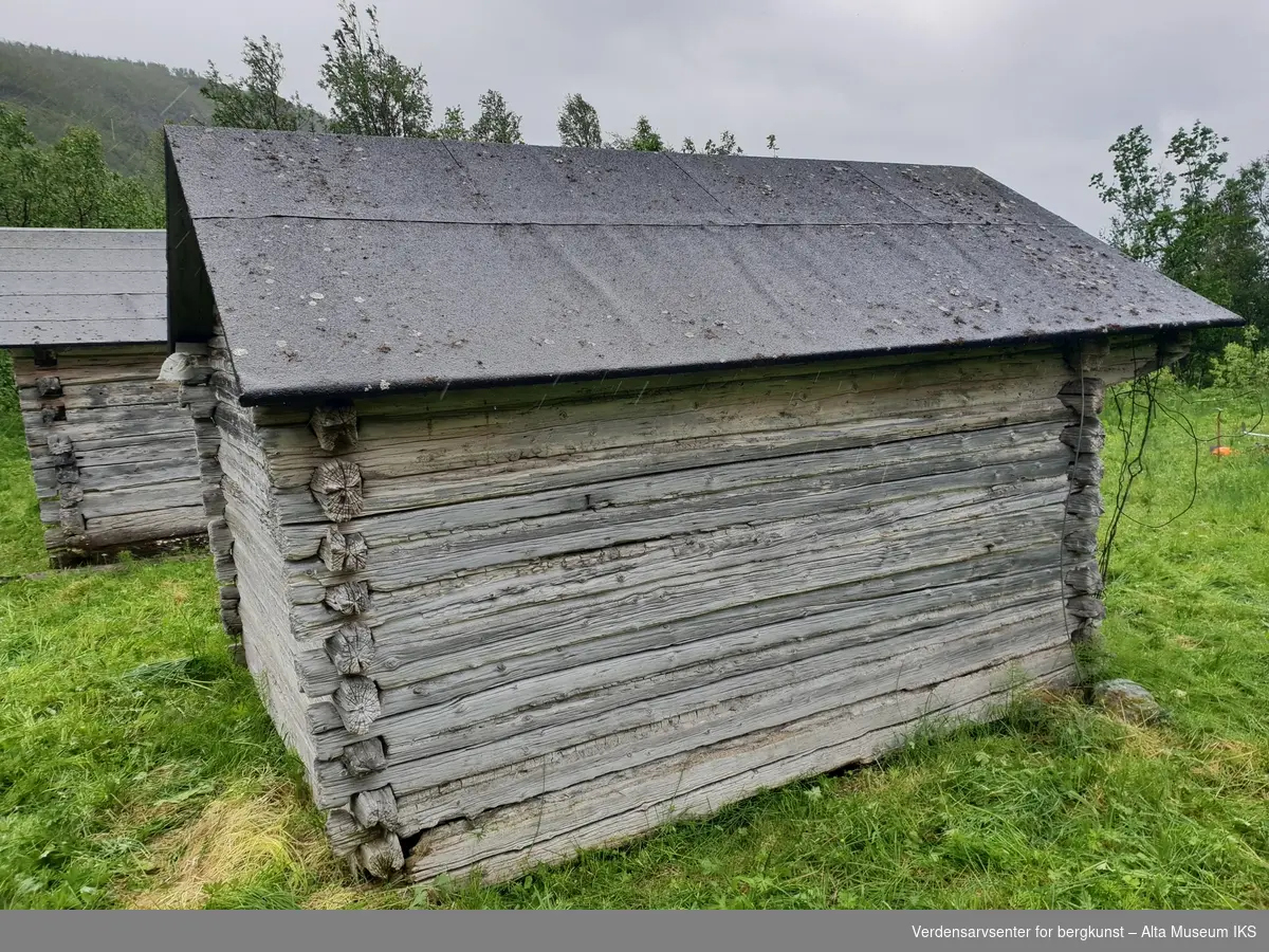 Liten laftet tømmerbygning med luke på baksiden, fra andre halvdel av 1800-tallet. Bygget er utført i laftet flatøkset tømmer fra Bekkarfjord og Lerresfjord.