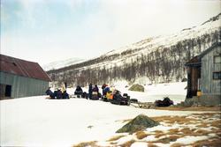 Gruppe med mennesker klar for fjelltur med snøskuter samlet 