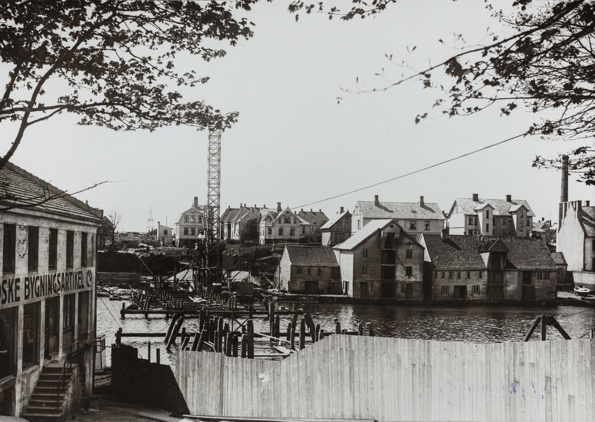 Smedasundet sett mot vest, ca. 1938. Bygging av Risøybroen.