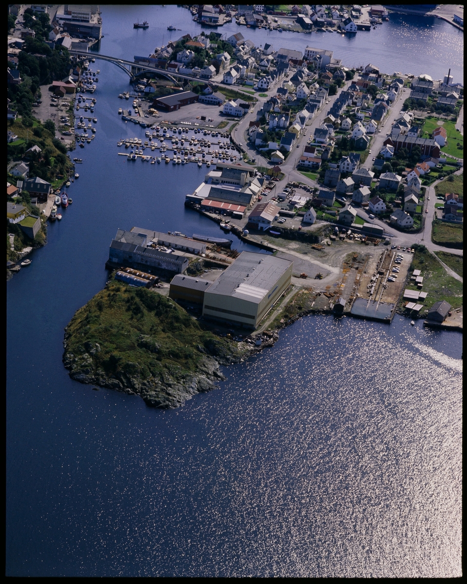 Østre del av Hasseløy i Haugesund, med Møllerodden A/S på Svinholmen midt i bildet.