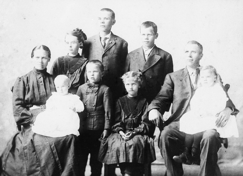 Familien til Oline og Martin Tunheim med 7 born i Amerika. Oline f. Garborg (26.1.1870 - ) er syster til Arne Garborg.