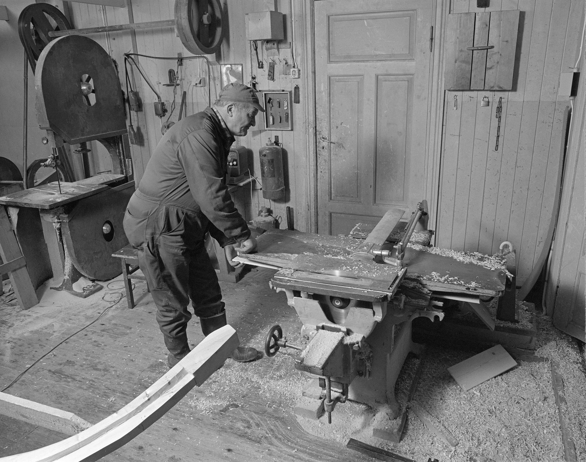 Bygging av fløterbåt («Flisa-båt») i Glomma fellesfløtingsforenings verksted på Breidablikk i Åsnes (Solør) i november 1984. Her ser vi båtbygger Lars Bernhard Olastuen framfor den justerbare avretter- og tjukkelseshøvelen han brukte når han skulle lage båtdeler i ønskete dimensjoner. Akkurat her var det emnet til stavnen som var på veg gjennom maskinen.