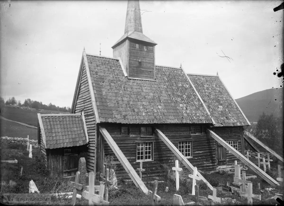 Rødven kirke tatt 1922.